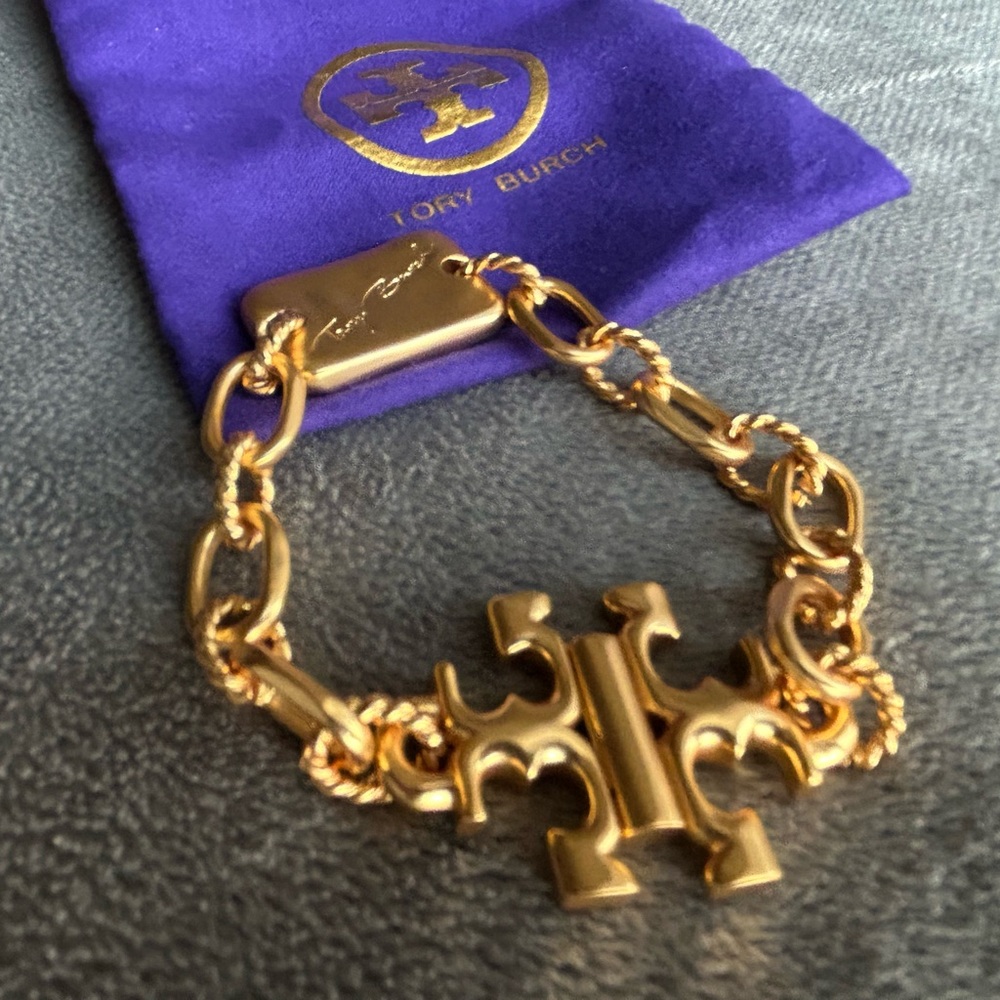 Tory Burch Torsade engraved-logo bracelet in gold-tone - Picture 5 of 6